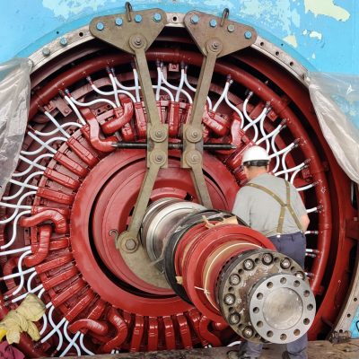 Rotor podveshen dlya ustanovki podshipnika